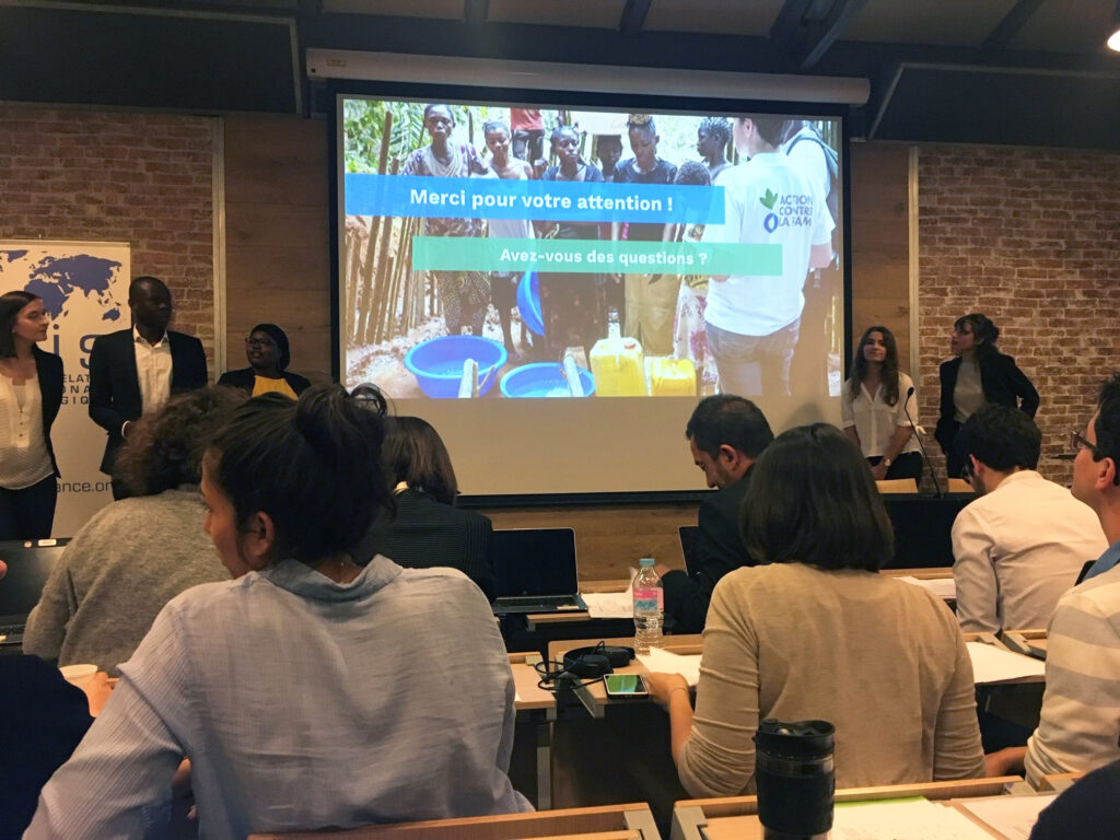 Les étudiants Manager humanitaire présentent leurs projets devant un jury de professionnels