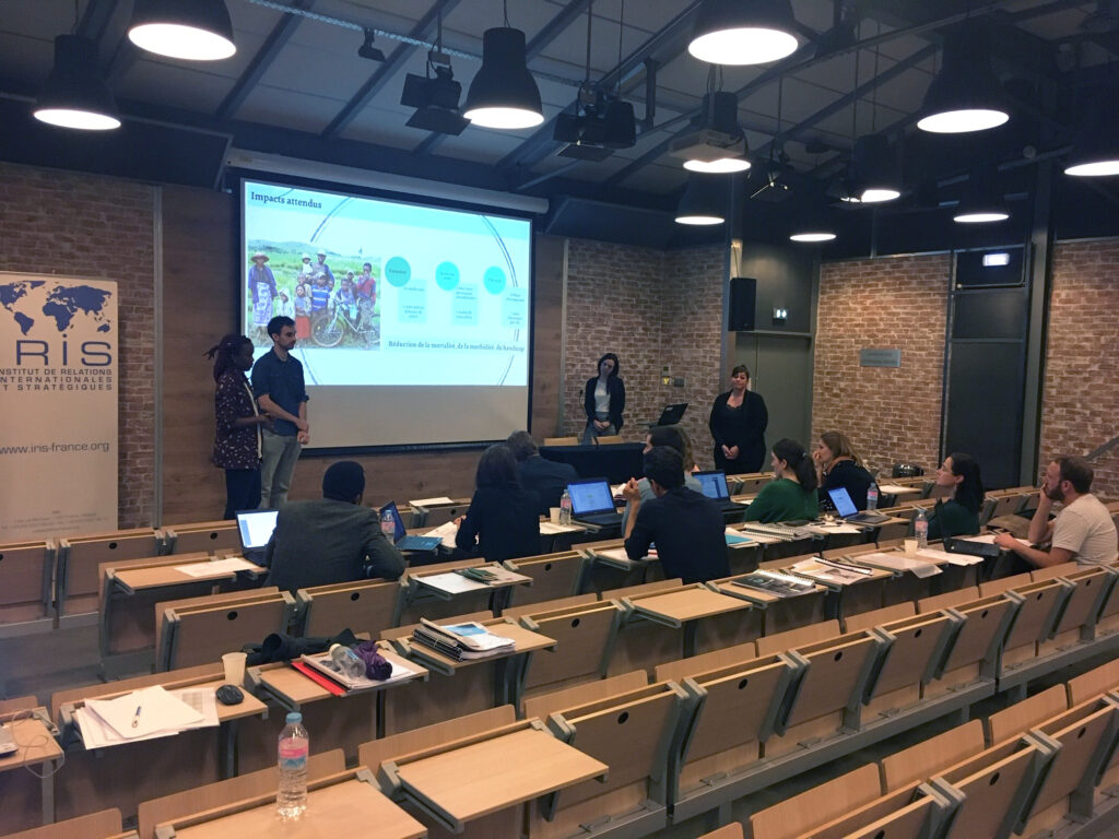 Les étudiants Manager humanitaire présentent leurs projets devant un jury de professionnels