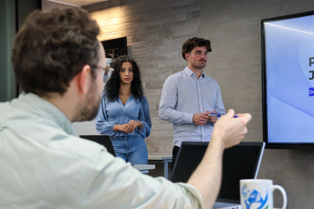 Les étudiantes et étudiants de GéoÉco présentent leurs projets consultant junior devant un jury de professionnels