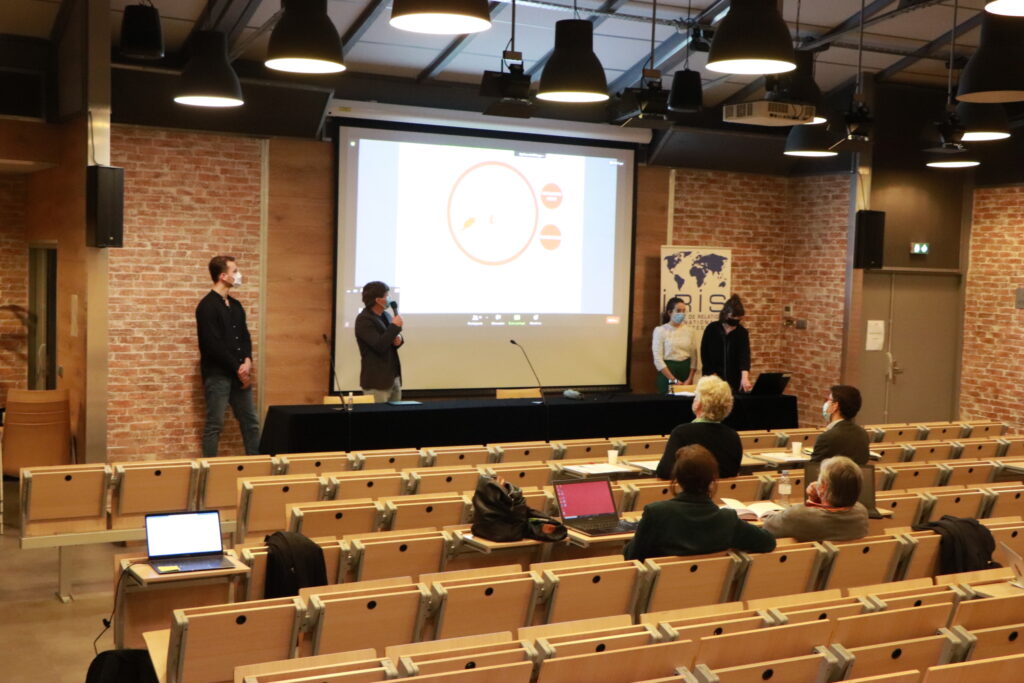 Les Managers de programmes internationaux – Humanitaire et Développement présentent leurs proposals devant un jury de professionnels