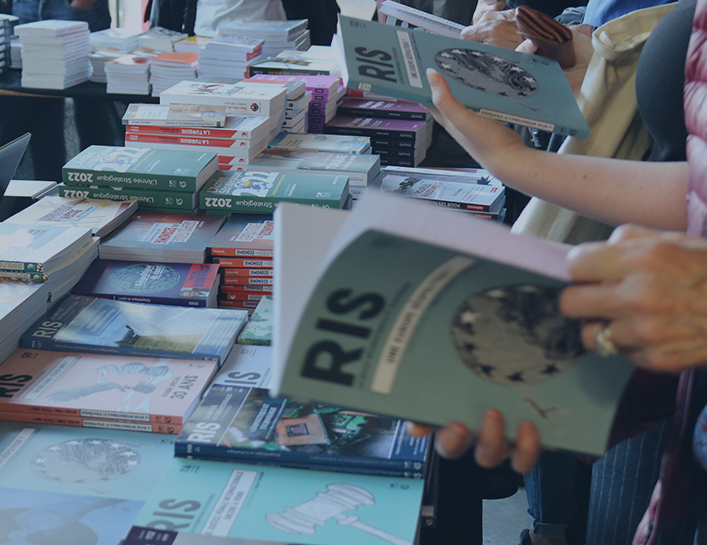 Des personnes feuillettent des revues RIS