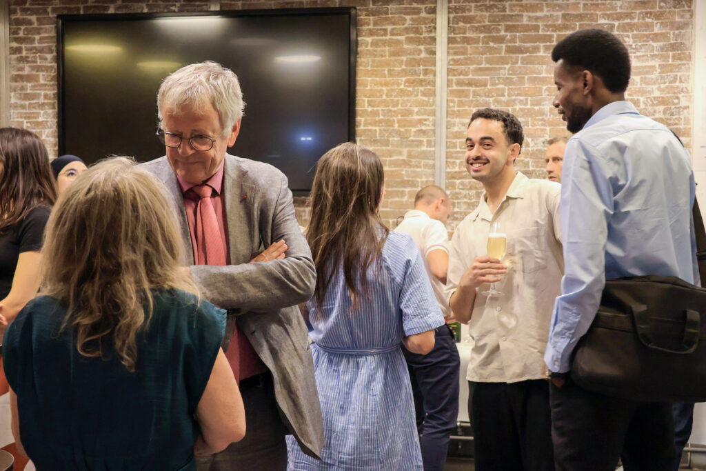 Pascal Boniface discute avec des étudiants