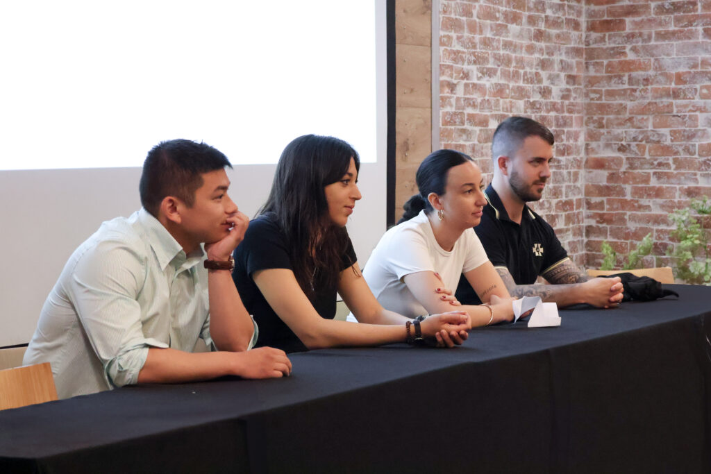 Étudiants assis en cours