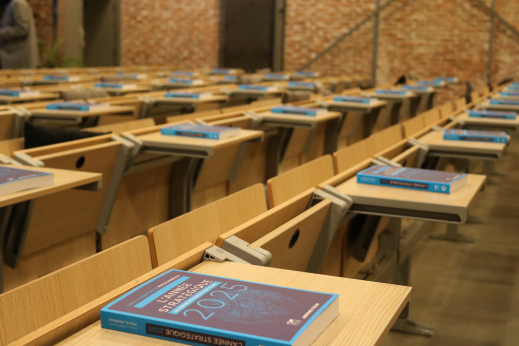 Revues l'Année stratégique posées sur des tables