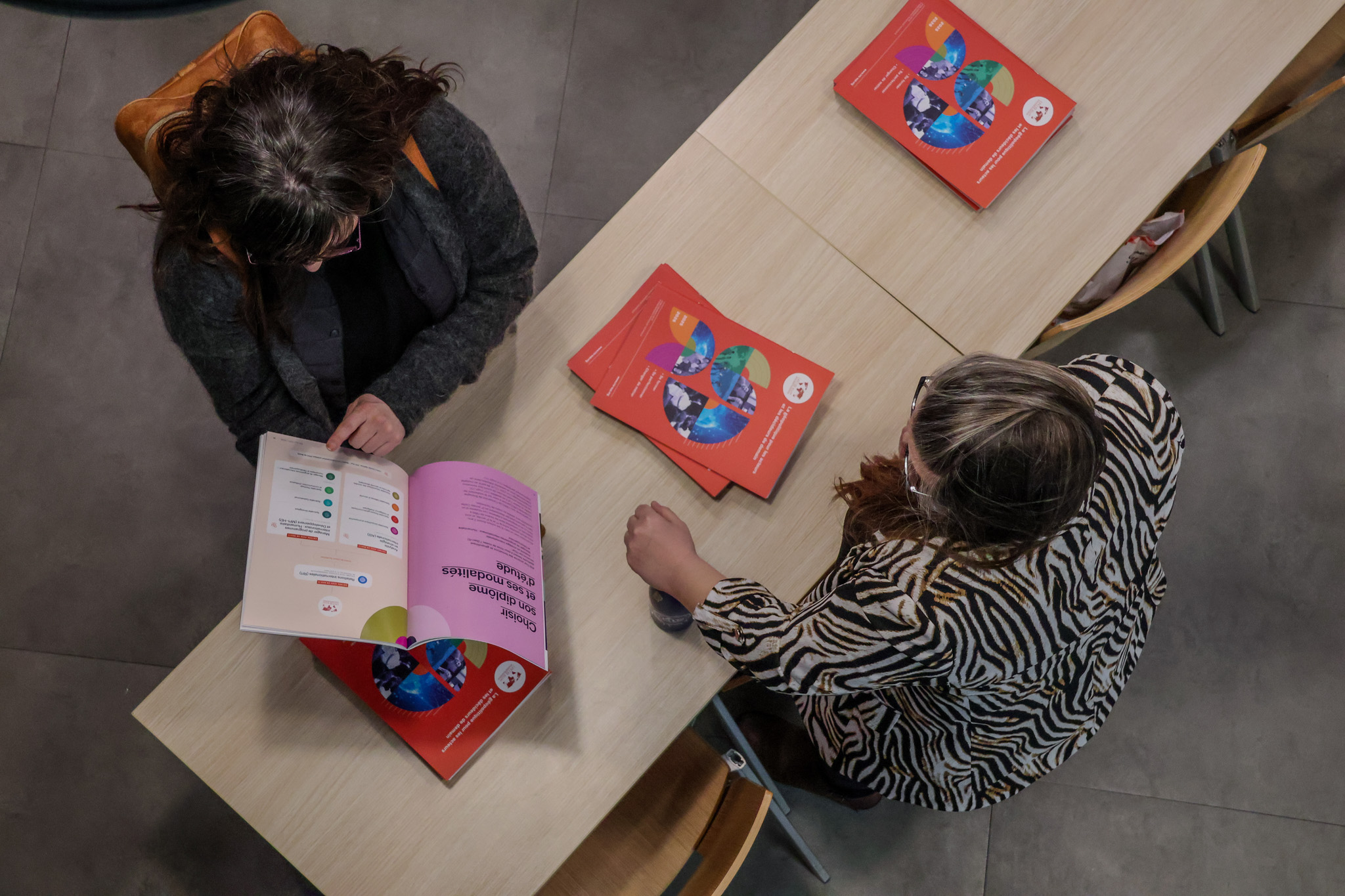 Deux personnes en entretien